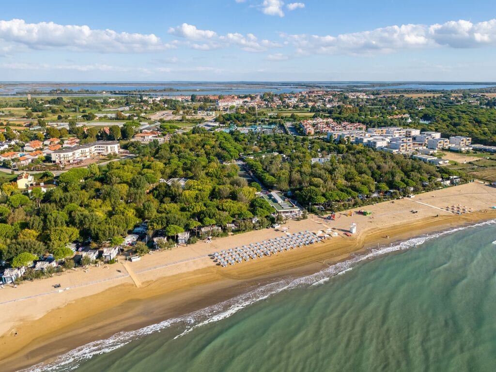 Szeroka piaszczysta plaża przy kempingach w Cavallino