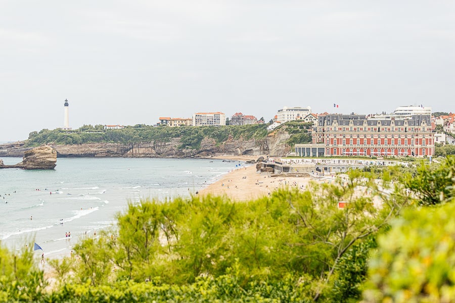 uitzicht op surfers en de chique badplaats Biarritz