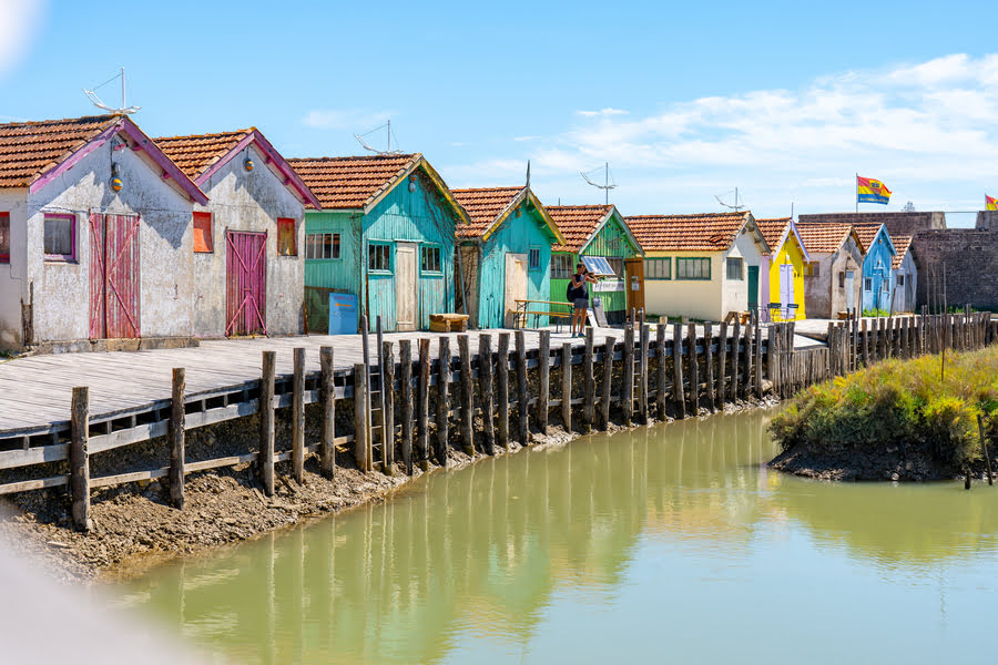 kleurrijke kleine huisjes aan het water