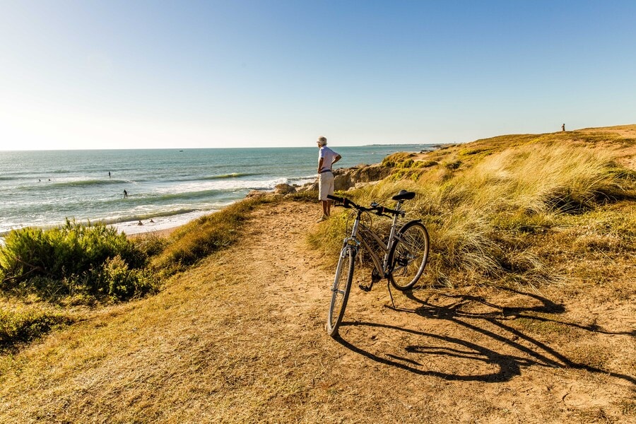 een zonnig strand en de zee