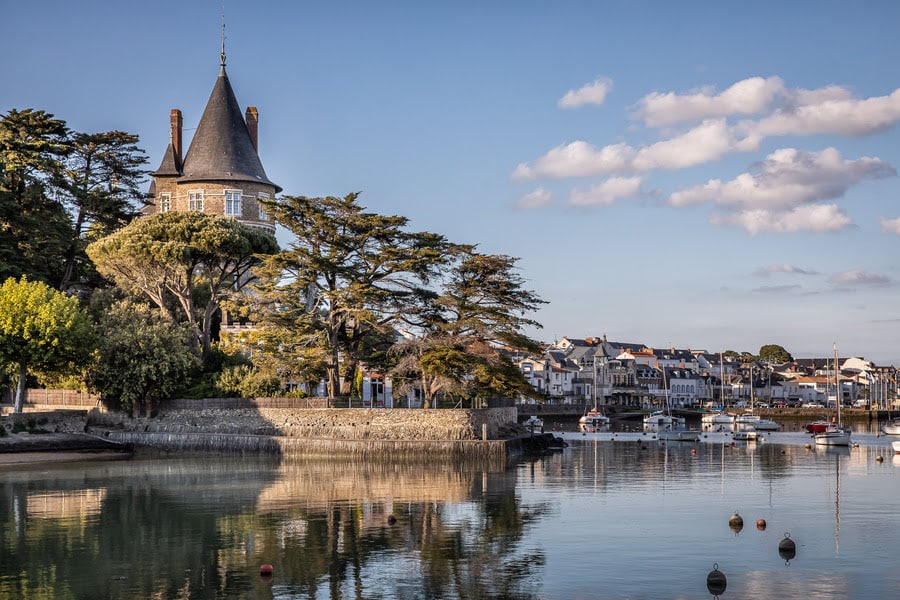 een château kijkt uit over de haven