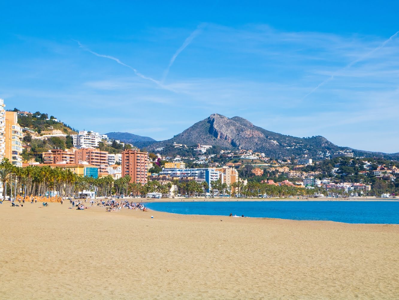strand, zee en bergen bij een Spaanse stad