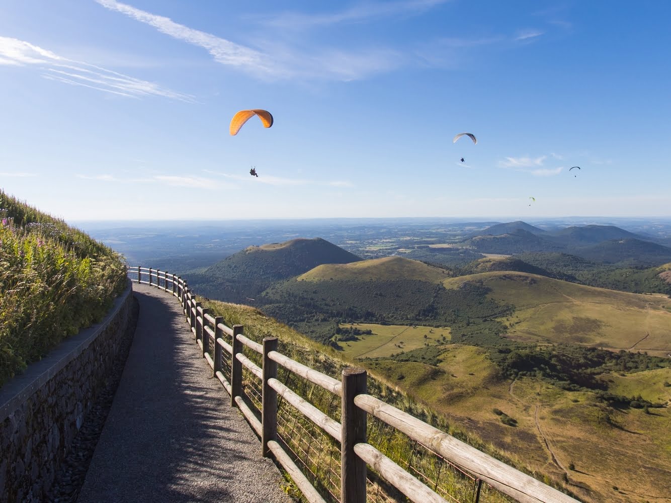 paragliders zweven over de kraters van Auvergne