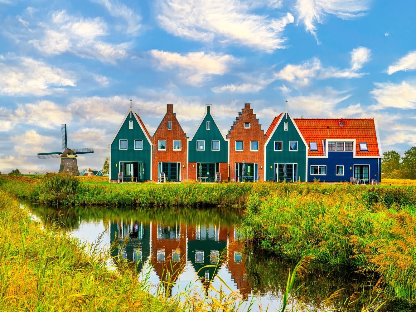 typisch Hollandse huisjes en molen in polderlandschap