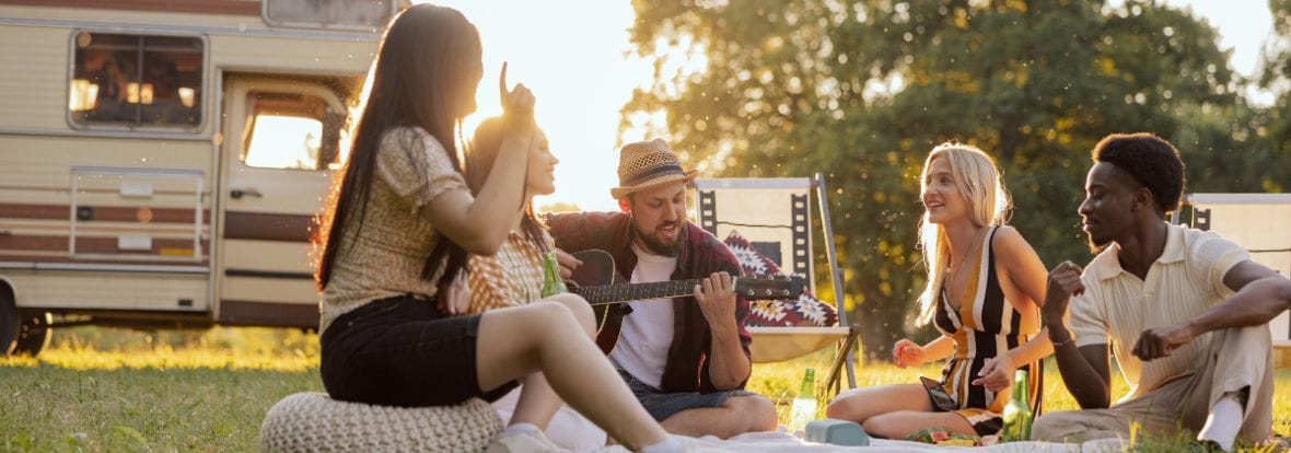 vriendengroep kamperen in het voorjaar camper