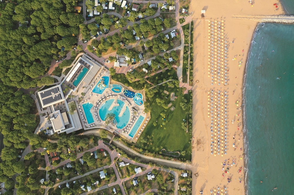 luchtfoto van camping aan het strand