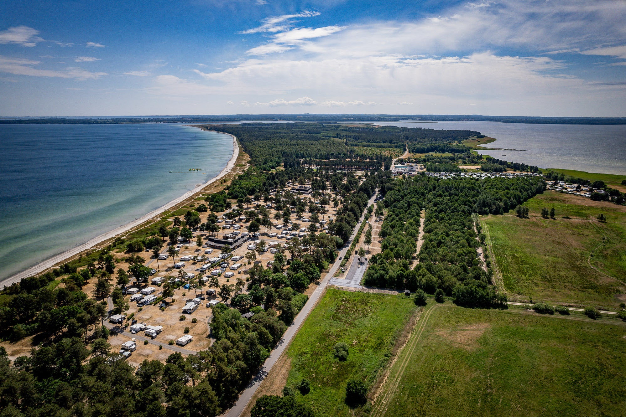 luchtfoto van camping in groene omgeving aan zee