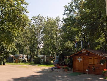 Camping de L'Ile Cherlieu Camping de L'Ile Cherlieu