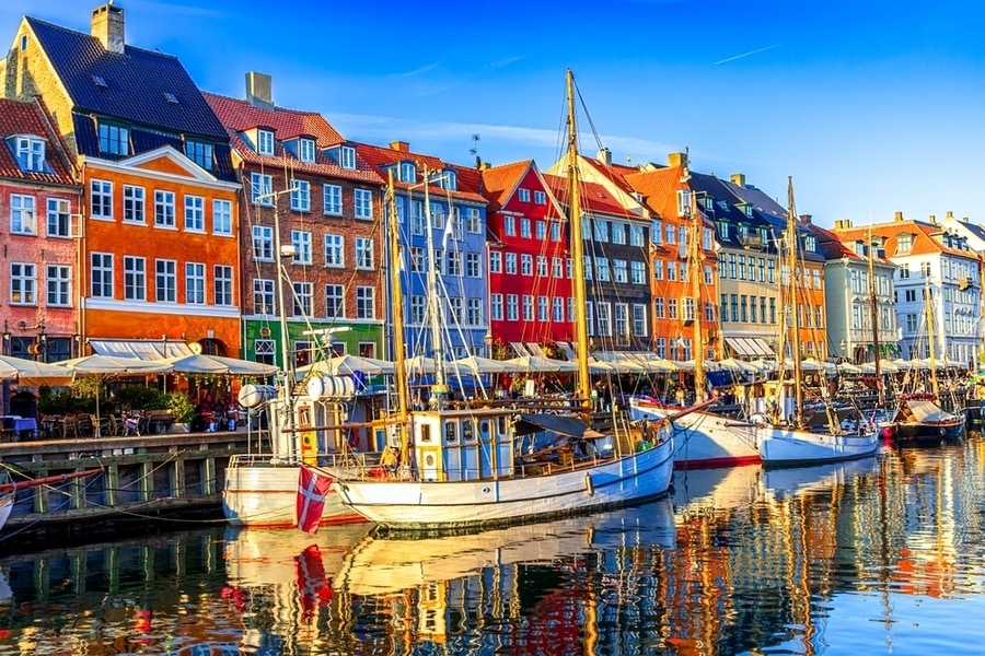 een château kijkt uit over de haven