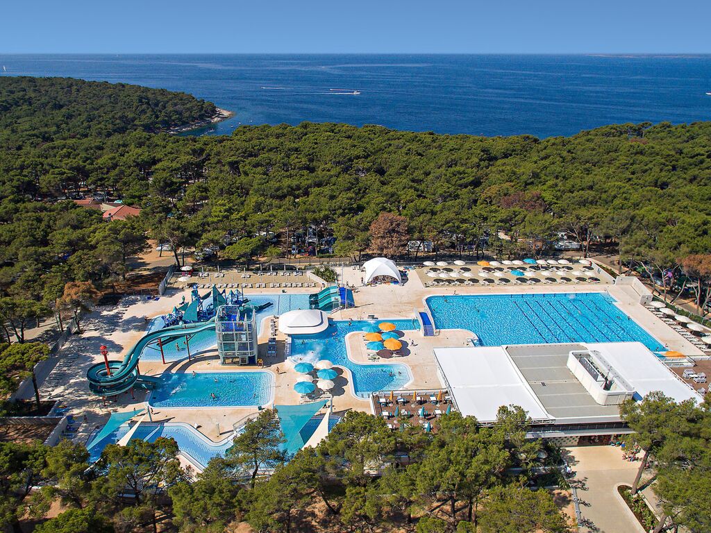 Kempingi w Mali Lošinj wśród sosen nad Adriatykiem