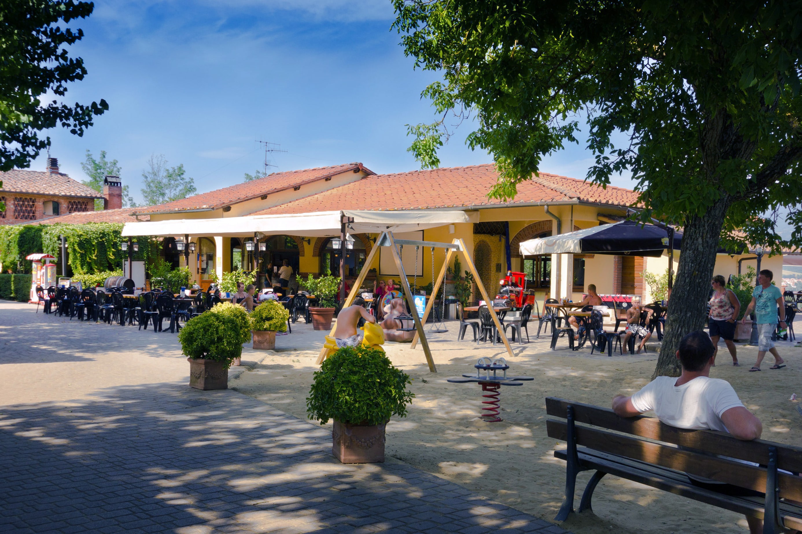 Bedroom accommodation at hu Norcenni Girasole Village in Figline Valdarno