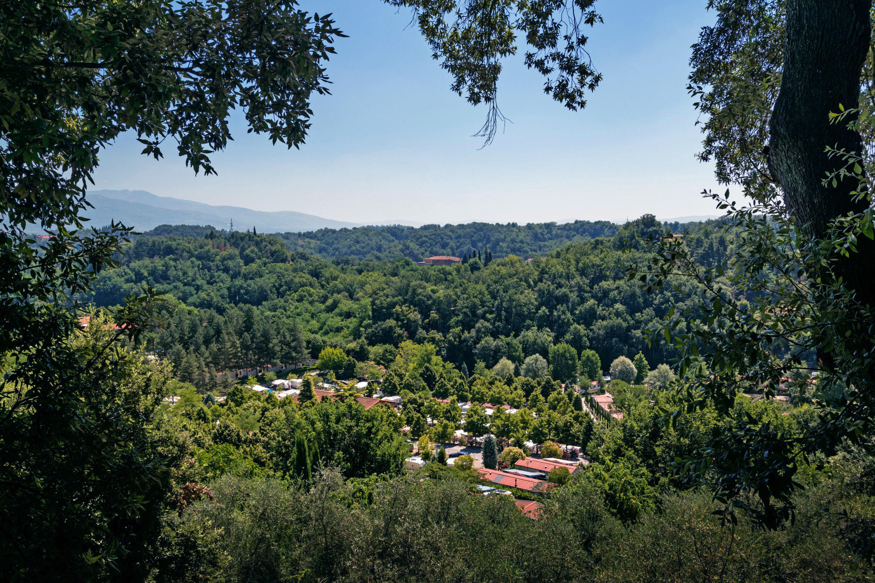 Bedroom accommodation at hu Norcenni Girasole Village in Figline Valdarno