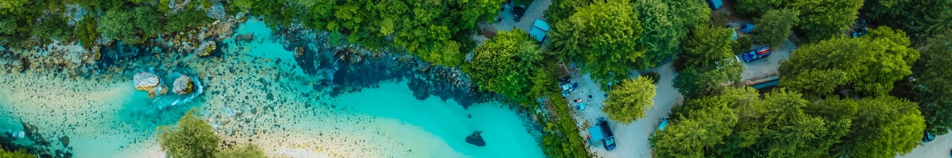 kampeermiddelen aan een helderblauwe rivier