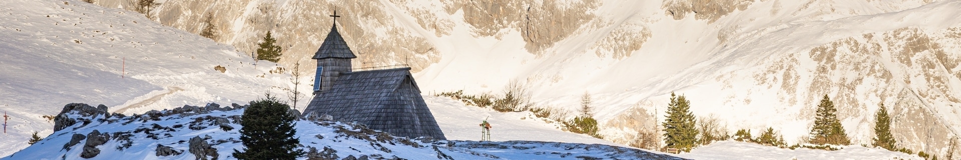 kapel op besneeuwde berg